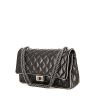 Bolso de mano Chanel 2.55 en cuero acolchado negro y cuero beige - 00pp thumbnail