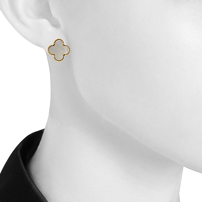 Paire de clips d'oreilles époque années 80 Van Cleef & Arpels Alhambra en or jaune et nacre blanche - Detail D1