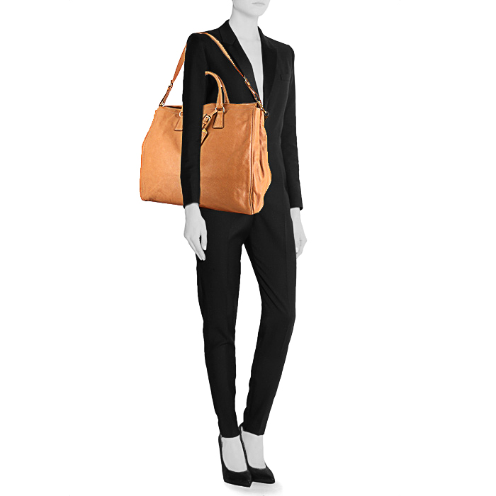 Prada handbag in brown leather saffiano - Detail D1