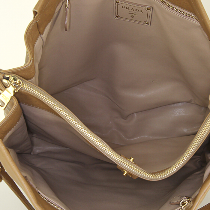 Prada handbag in brown leather saffiano - Detail D3