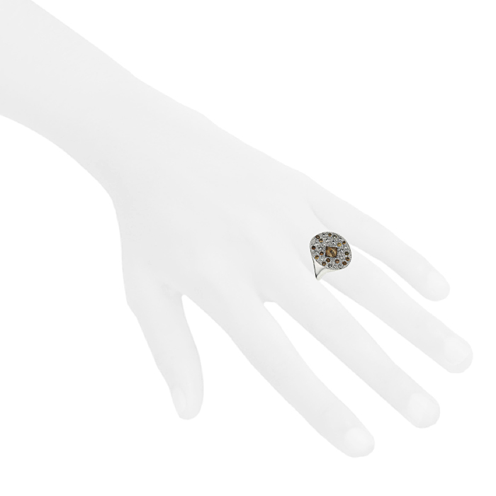 Anello De Beers Talisman in oro bianco,  diamanti e diamanti brown - Detail D1