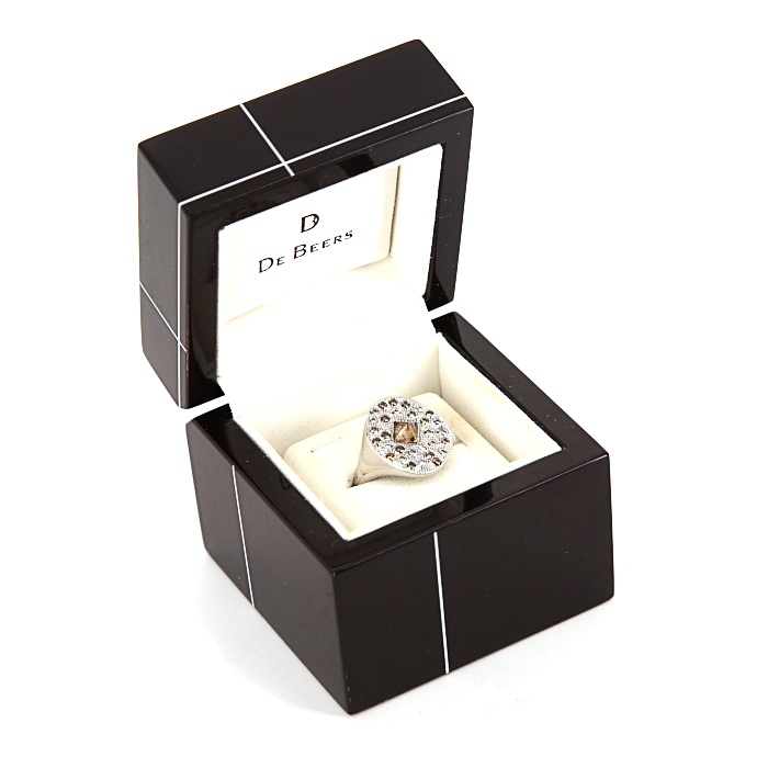 Anello De Beers Talisman in oro bianco,  diamanti e diamanti brown - Detail D2