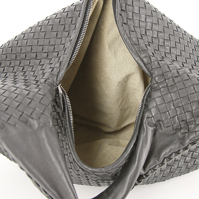 Bolso de mano Bottega Veneta "Veneta" modelo grande en cuero trenzado negro - Detail D2