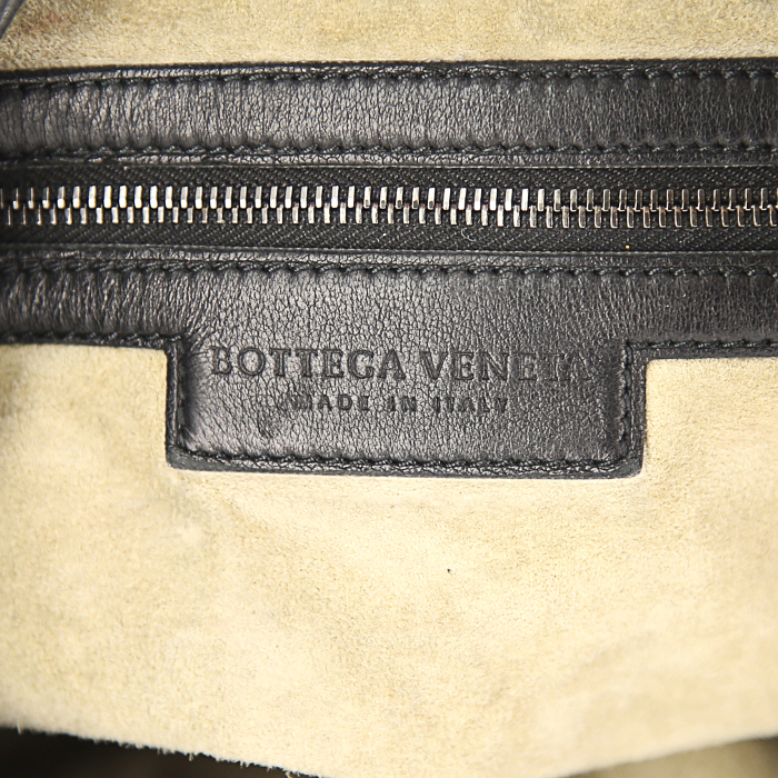 Bolso de mano Bottega Veneta "Veneta" modelo grande en cuero trenzado negro - Detail D3