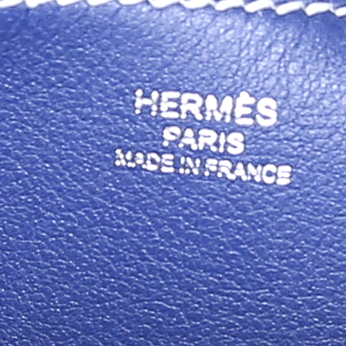 Sac bandoulière Hermès Halzan petit modèle en cuir Swift bleu - Detail D3