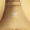 Bolso de mano Hermes Plume en cuero swift amarillo - Detail D3 thumbnail