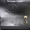 Bolso de mano Chanel Timeless en cuero esmaltado negro - Detail D4 thumbnail