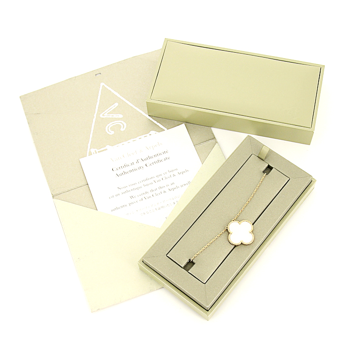 Collar Van Cleef & Arpels Magic Alhambra en oro amarillo y nácar blanco - Detail D2