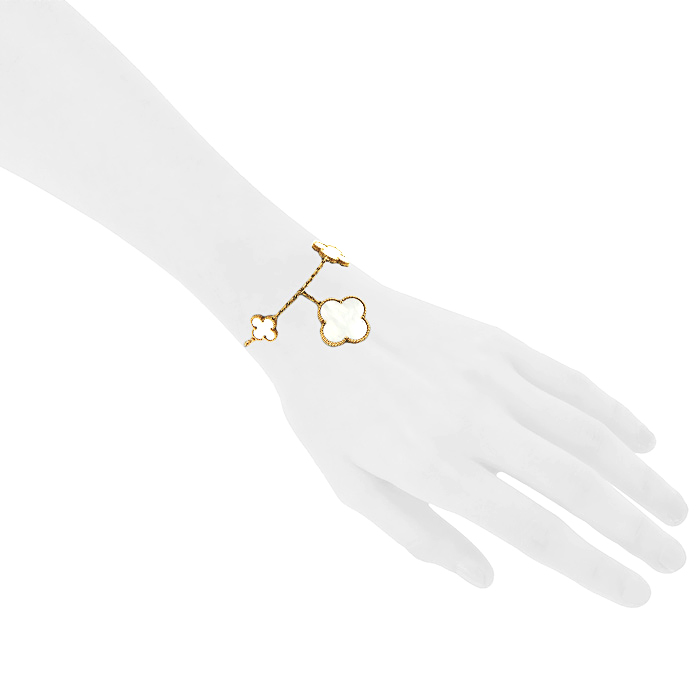 Brazalete Van Cleef & Arpels Magic Alhambra en oro amarillo y nácar blanco - Detail D1