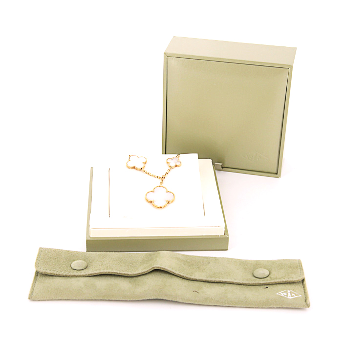 Van Cleef & Arpels Magic Alhambra bracelet in yellow gold and mother of pearl - Detail D2