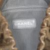 Chanel shoulder bag in brown leather - Detail D4 thumbnail
