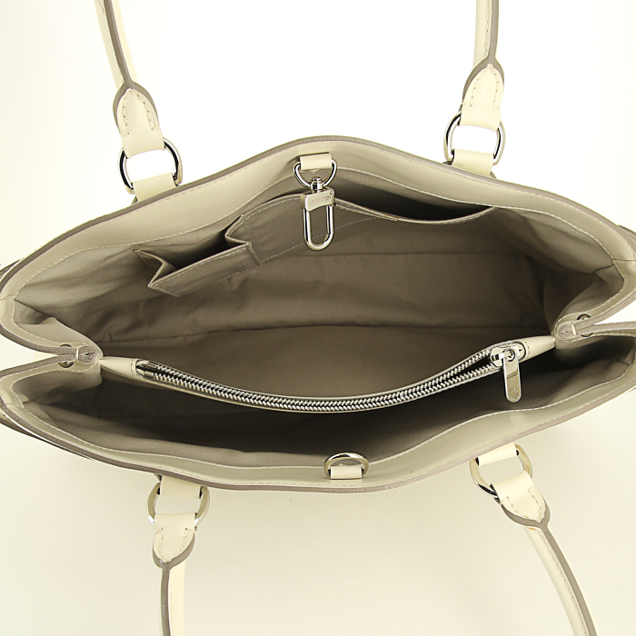 Bolso de mano Louis Vuitton Passy modelo grande en cuero Epi blanco - Detail D4