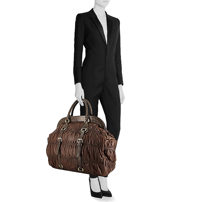 Prada Gaufre handbag in brown leather - Detail D1