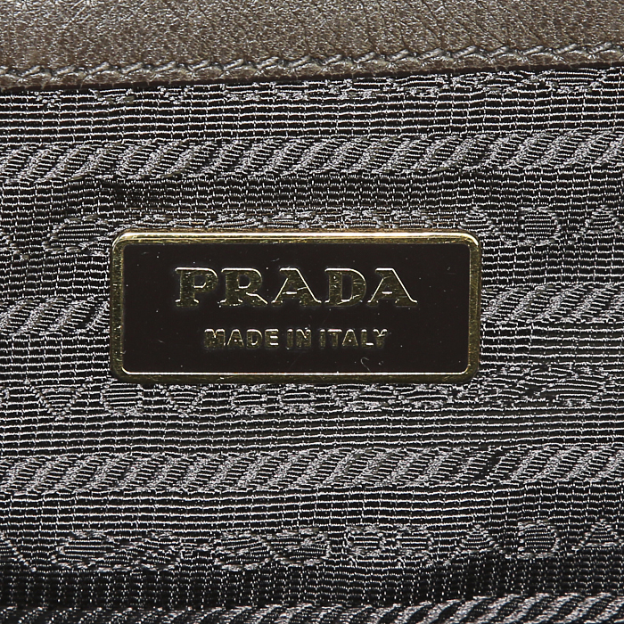 Prada Gaufre handbag in brown leather - Detail D3