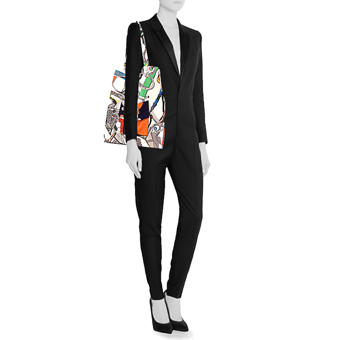 Sac cabas Hermes Carre Hermes en twill de soie multicolore vert rouge et noir - Detail D1