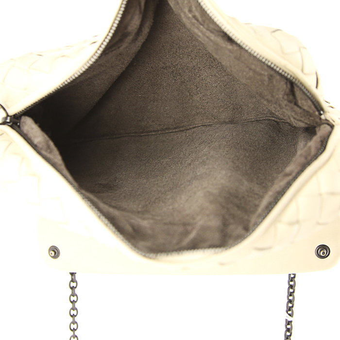 Bottega Veneta Messenger shoulder bag in beige intrecciato leather - Detail D2