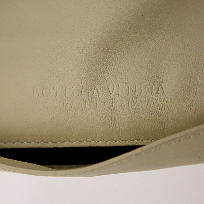 Bolso bandolera Bottega Veneta Messenger en cuero intrecciato beige - Detail D3