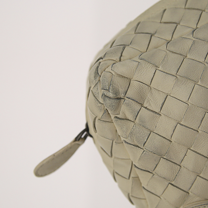 Bolso bandolera Bottega Veneta Messenger en cuero intrecciato beige - Detail D5