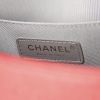 Sac bandoulière Chanel Boy en cuir grainé matelassé rouge - Detail D4 thumbnail