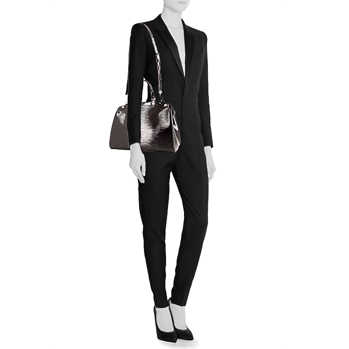 Louis Vuitton Brea handbag in black patent epi leather - Detail D1
