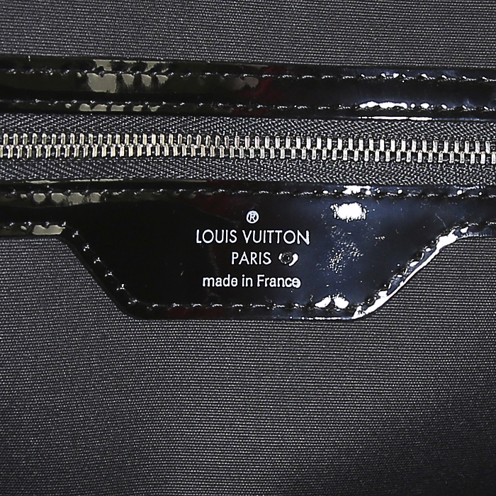 Sac à main Louis Vuitton Brea en cuir épi vernis noir - Detail D4