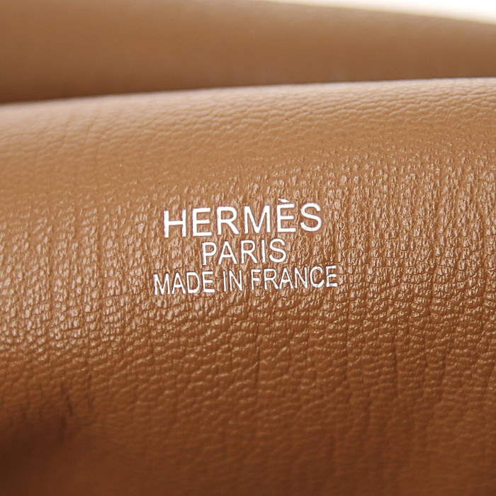 Bolso zurrón Hermes Jypsiere en cuero togo color oro - Detail D3