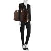 Shopping bag Louis Vuitton Wilshire modello grande in tela monogram marrone e pelle naturale - Detail D1 thumbnail