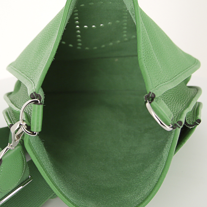 Bolso bandolera Hermès Evelyne III en cuero togo verde Bamboo - Detail D2