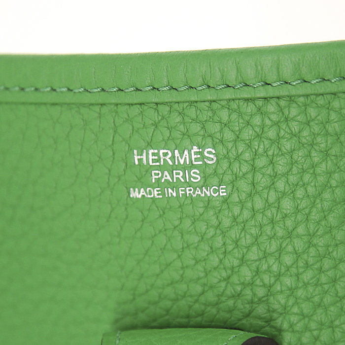 Bolso bandolera Hermès Evelyne III en cuero togo verde Bamboo - Detail D3