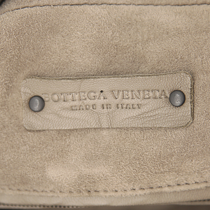 Bolso de mano Bottega Veneta Brick en cuero color topo y cuero exótico beige - Detail D3