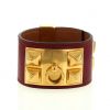 Bracelet manchette Hermes Médor en plaqué or et cuir rouge Casaque - 360 thumbnail