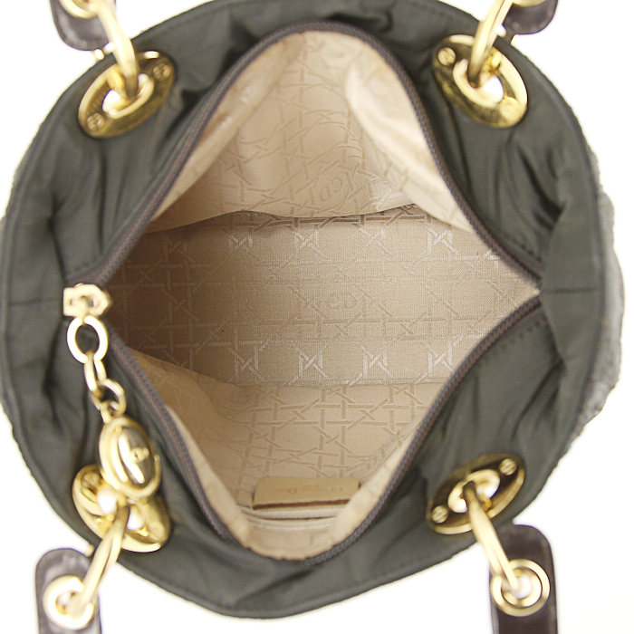 Sac à main Dior Lady Dior moyen modèle en toile cannage marron et cuir vernis marron - Detail D2