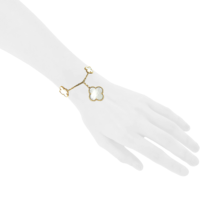 Van Cleef & Arpels Magic Alhambra bracelet in yellow gold and mother of pearl - Detail D1