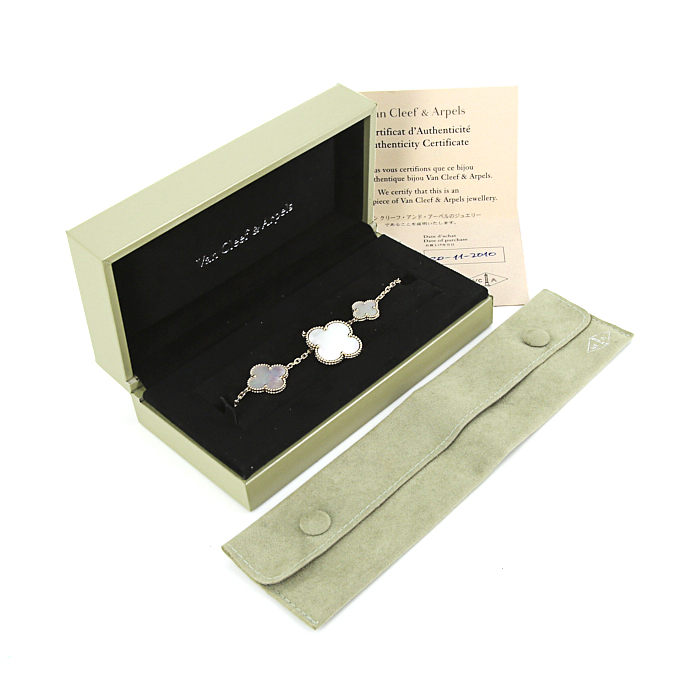 Van Cleef & Arpels Magic Alhambra bracelet in yellow gold and mother of pearl - Detail D2