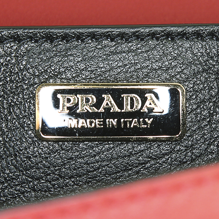 Bolso de mano Prada Cahier en cuero saffiano rojo y cuero granulado negro - Detail D3