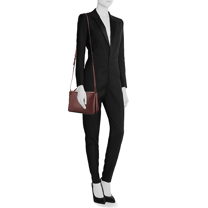 Sac bandoulière Celine Trio petit modèle en cuir bordeaux - Detail D1