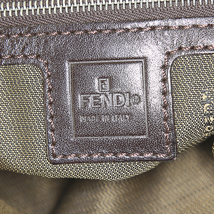 Bolso de mano Fendi Baguette en lona Monogram y cuero esmaltado marrón - Detail D3