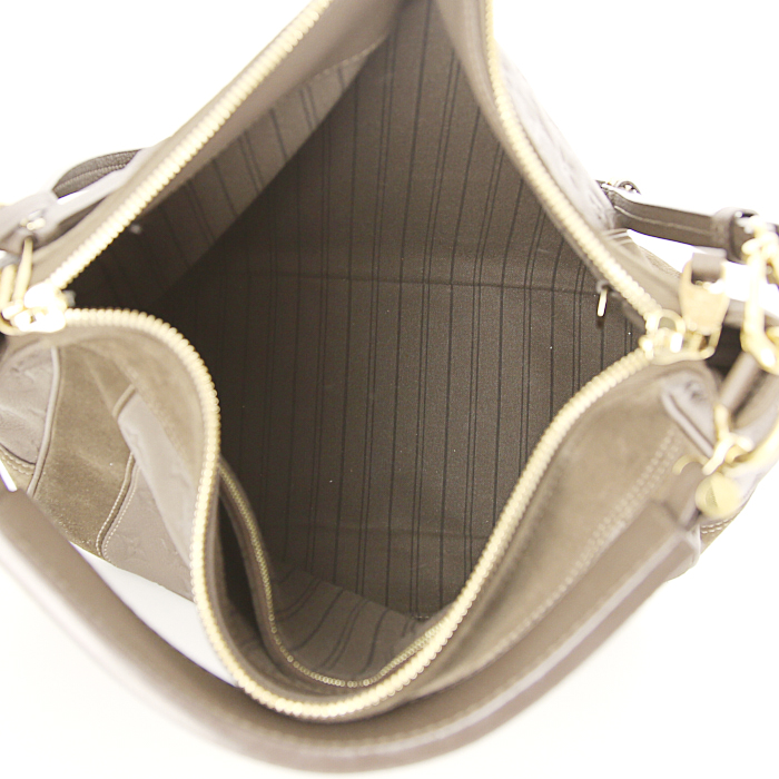 Sac à main Louis Vuitton moyen modèle en cuir monogram empreinte et daim marron - Detail D3
