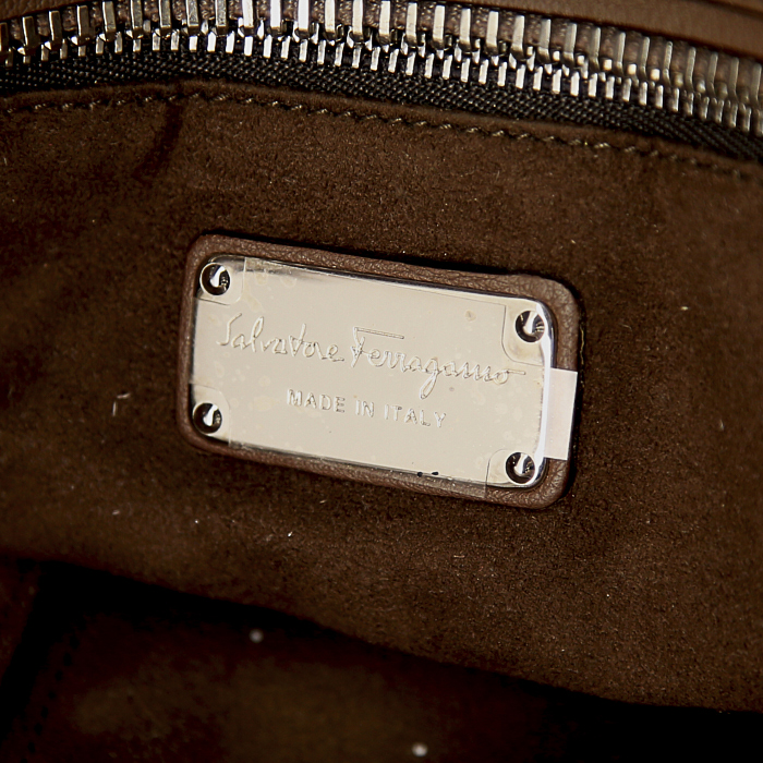 Salvatore Ferragamo shopping bag in taupe grained leather - Detail D3