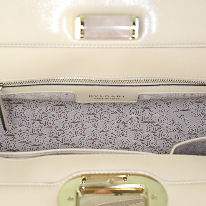 Bulgari Isabella Rossellini medium model handbag in varnished pink and beige leather - Detail D3