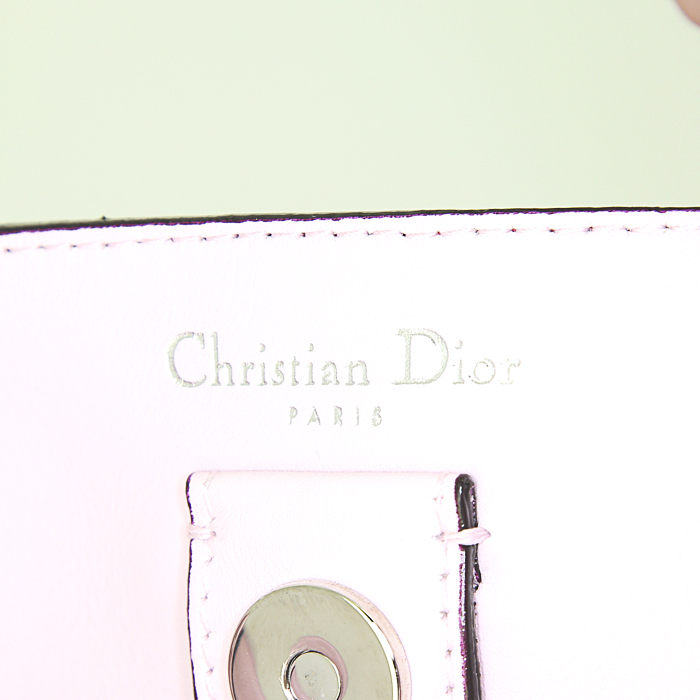 Dior Diorissimo medium model handbag in fushia pink grained leather - Detail D4