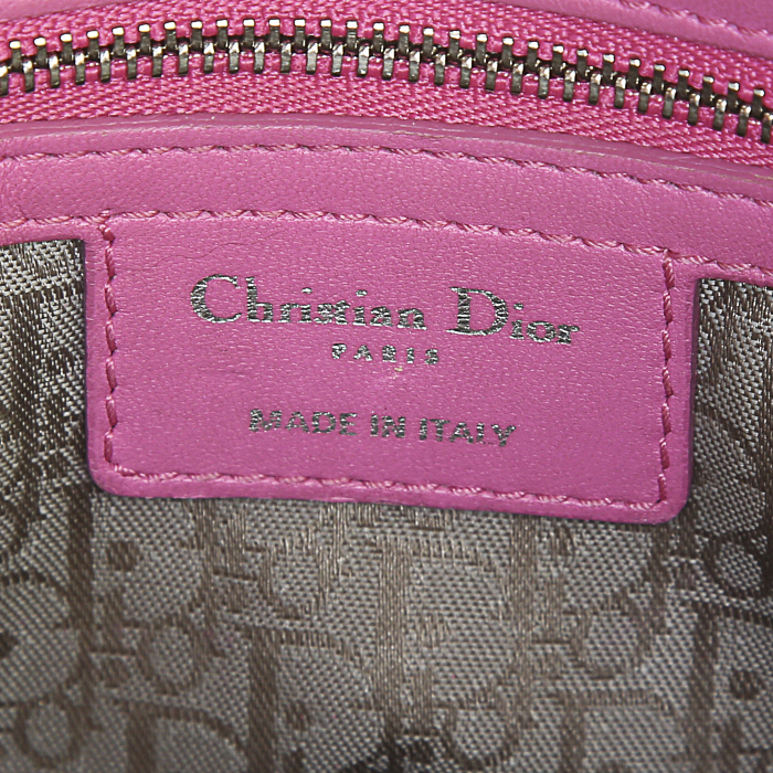 Sac à main Dior Lady Dior moyen modèle en cuir rose-fushia - Detail D4