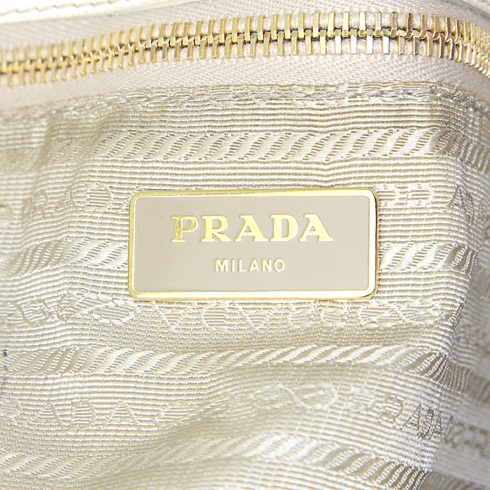 Bolso de mano Prada en cuero saffiano blanco - Detail D3