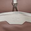 Louis Vuitton Capucines medium model handbag in cream color grained leather - Detail D3 thumbnail
