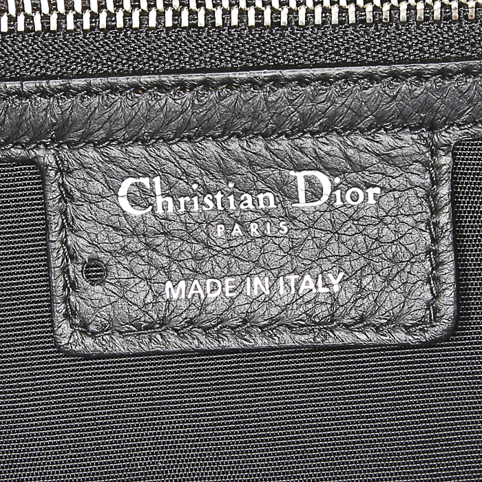 Bolso bandolera Dior Granville modelo grande en cuero granulado negro - Detail D4