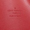 Bolso de mano Louis Vuitton Sutton en charol rojo y cuero natural - Detail D3 thumbnail