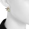 Paire de boucles d'oreilles Dior Gourmande en or jaune,  diamants et saphirs et en quartz vert - Detail D1 thumbnail