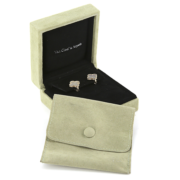 Van Cleef & Arpels Alhambra Vintage earrings in yellow gold and mother of pearl - Detail D2