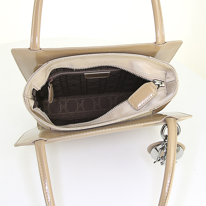 Bolso de mano Dior Vintage en charol beige - Detail D2