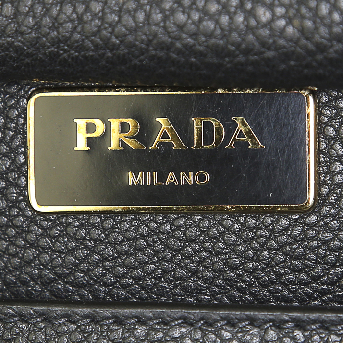 Bolso de mano Prada en cuero granulado negro - Detail D4